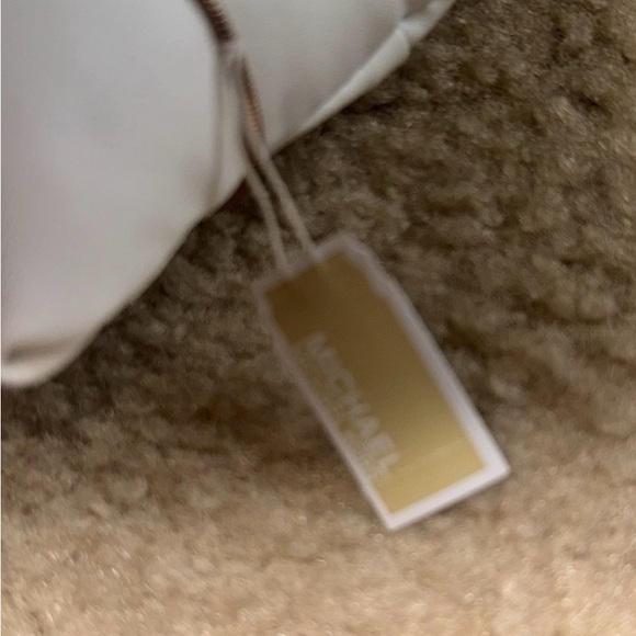 Michael Kors Gold Heart Bracelet - Picture 5 of 8